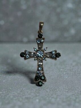 🫶🏻 Silver Cross Pendant with Blue Crystals